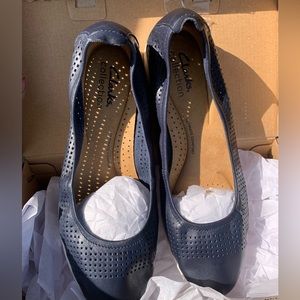 Jenette Ease Navy Leather Clark’s Flats Women’s Size 7M new in box